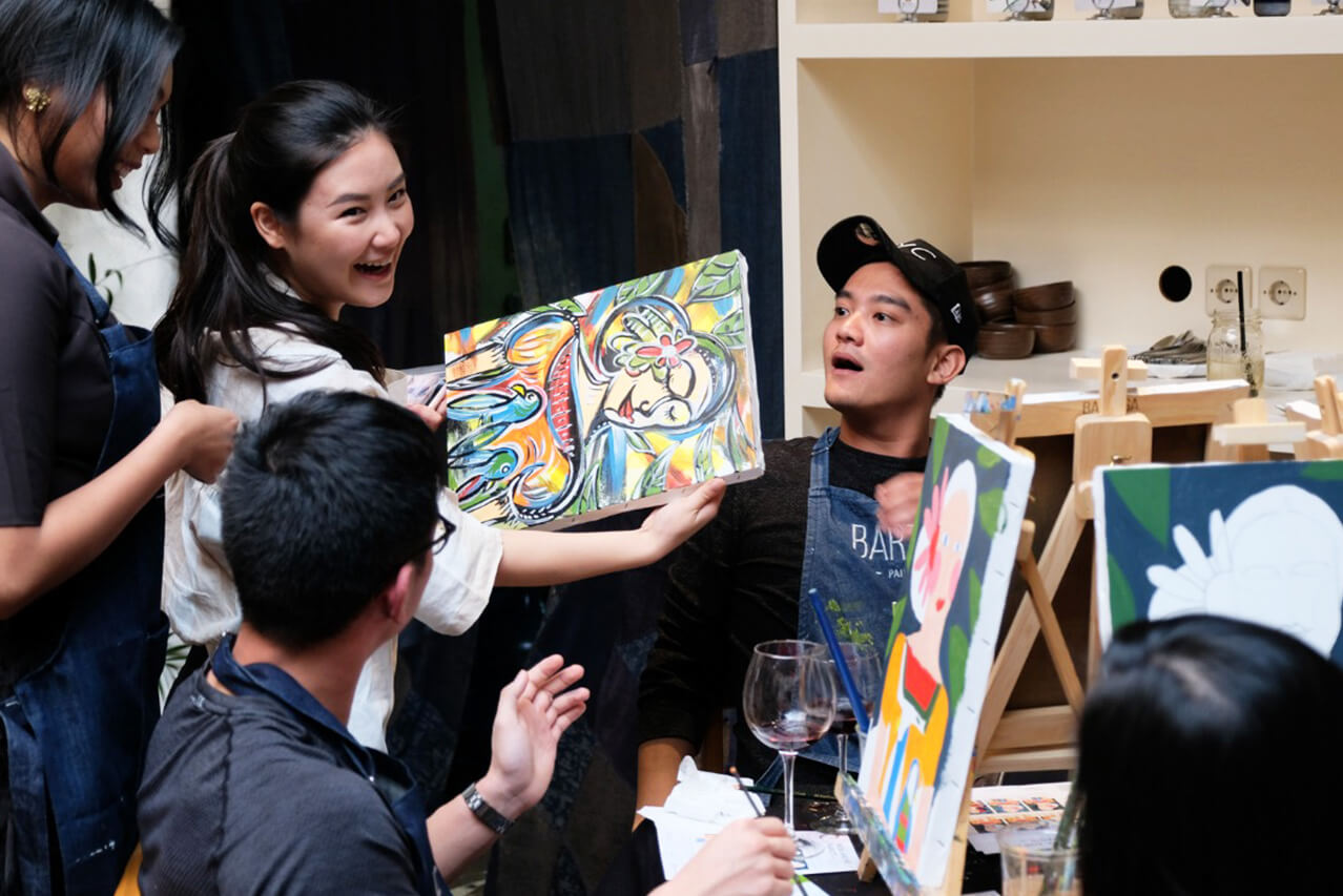 Boy William dan kerabat sedang memamerkan lukisan bersama Studio Bartega.